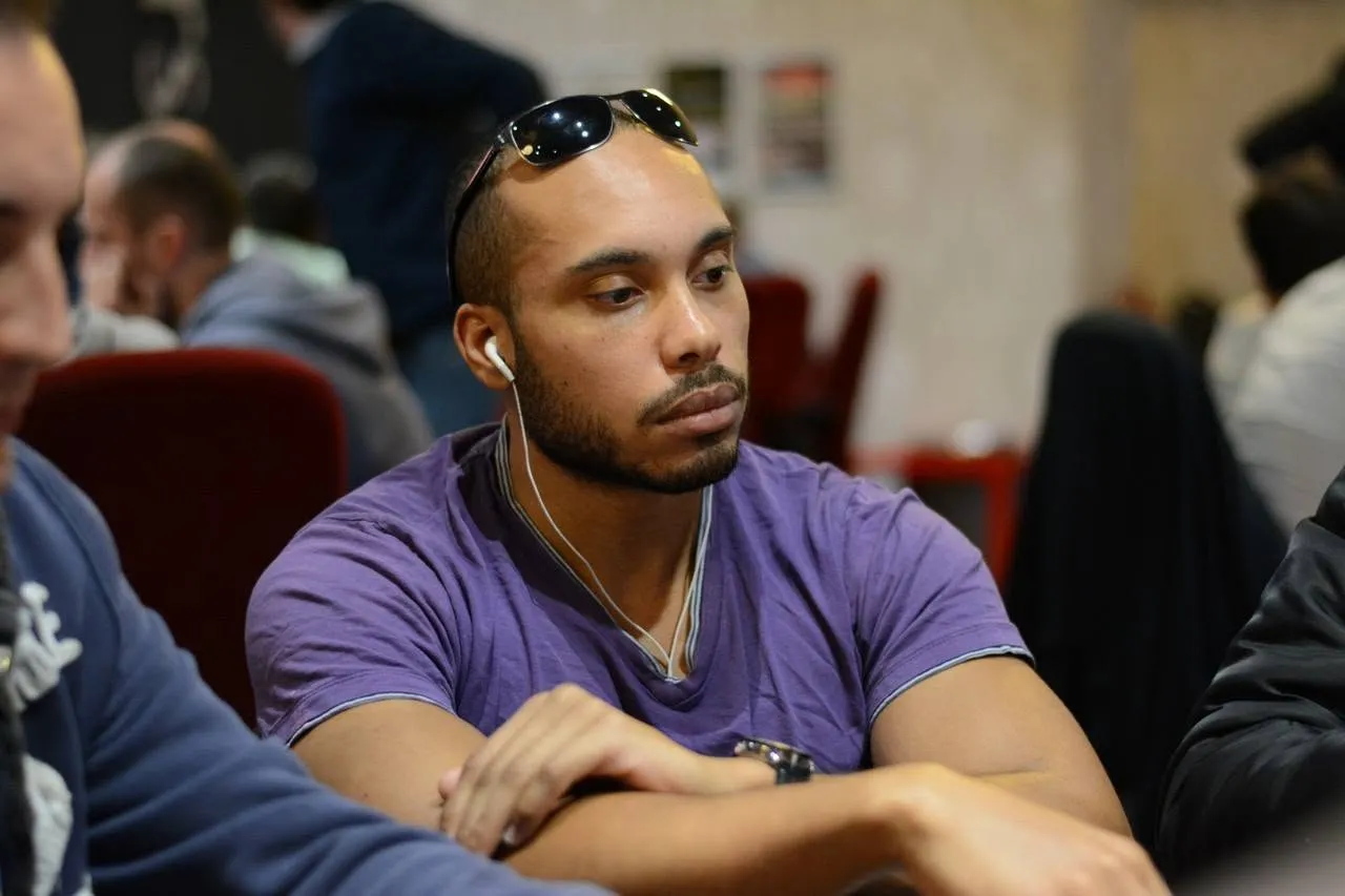 Robin van den Heuvel focused at a live tournament table, earphones in and sunglasses pushed up